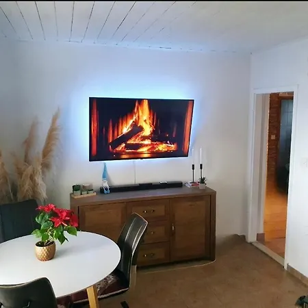 Nell Vikendica Zavala